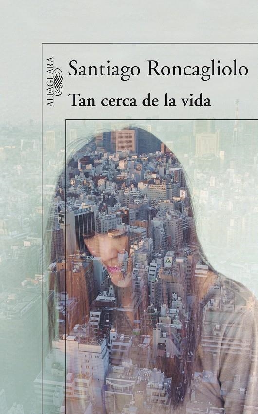 TAN CERCA DE LA VIDA | 9788420406336 | RONCAGLIOLO, SANTIAGO | Llibreria La Gralla | Librería online de Granollers