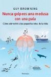 NUNCA GOLPEES UNA MEDUSA CON UNA PALA. COMO SOBREVIVIR A LOS | 9788483076941 | BROWNING, GUY | Llibreria La Gralla | Librería online de Granollers