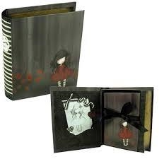 ***CAIXA GORJUSS 20 TARGETES 20 SOBRES NENA VESTIT VERMELL 2013 | 5018997402955 | GOR8246140295 | Llibreria La Gralla | Librería online de Granollers