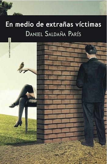 EN MEDIO DE EXTRAÑAS VÍCTIMAS | 9788415601579 | SALDAÑA PARÍS, DANIEL | Llibreria La Gralla | Librería online de Granollers