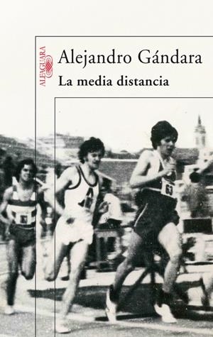 MEDIA DISTANCIA, LA | 9788420474311 | GANDARA, ALEJANDRO (1957- ) | Llibreria La Gralla | Librería online de Granollers
