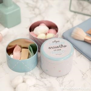 CAJA METALICA "AQUI SIEMPRE ENCUENTRO LO QUE BUSCO" | 8435460719636 | MR. WONDERFUL | Llibreria La Gralla | Librería online de Granollers