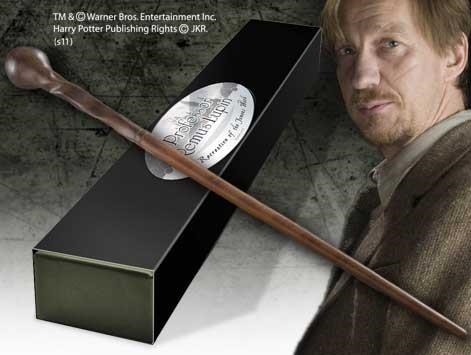 VARITA PROFESOR REMUS LUPIN CON CAJA Y PLACA DE IDENTIFICACION HARRY POTTER | 8123700145146 | NOBLE PARTNERS | Llibreria La Gralla | Llibreria online de Granollers