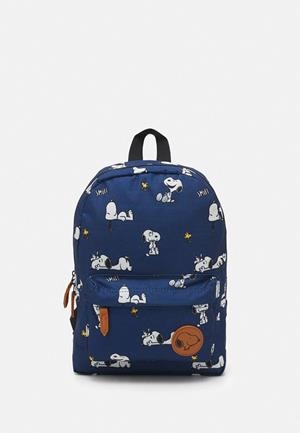 MOTXILLA EASTPAK ORBIT PEANUTS SNOOPY | 195436326913 | EASEK000043K571 | Llibreria La Gralla | Llibreria online de Granollers