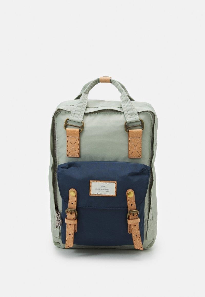 MOTXILLA DOUGHNOUT MACAROON JUNGLE GRIS BLAU MARI | 4895222507477 | PEPD010JG0769 | Llibreria La Gralla | Librería online de Granollers