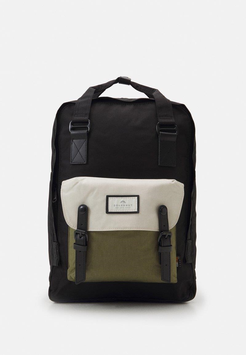 MOTXILLA DOUGHNOUT MACAROON JUNGLE NEGRA CAQUI BEIGE | 4895222507231 | PEPD010JM0352 | Llibreria La Gralla | Librería online de Granollers