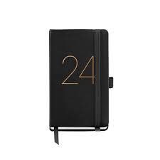 AGENDA 2024 MIQUELRIUS COSIDA PASSPORT CHESTER A7 SV CAT NEGRE | 8422593318935 | MR31893 | Llibreria La Gralla | Llibreria online de Granollers